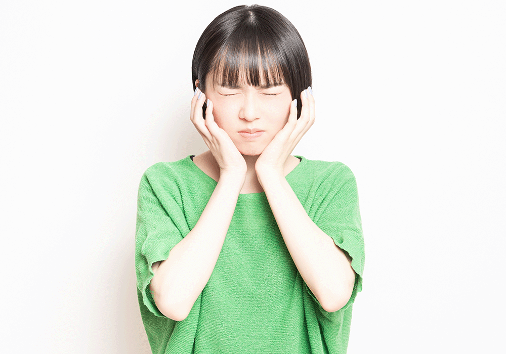 奥歯が痛い女性