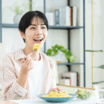 食事中の女性