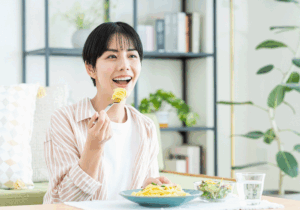 食事中の女性
