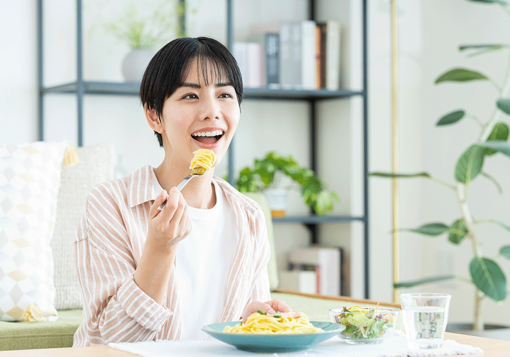 食事中の女性