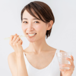 歯磨きをする女性