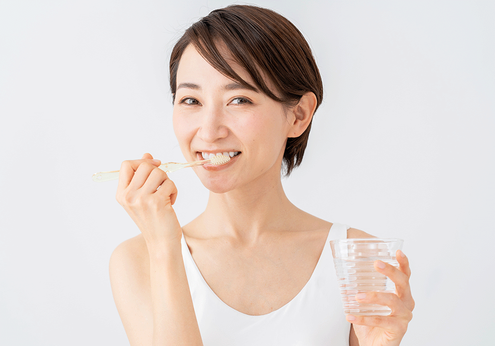 歯磨きをする女性