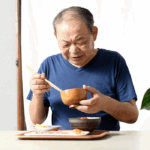 飲み込みにくさを感じる高齢男性