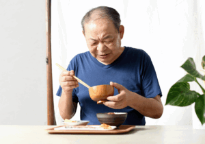 飲み込みにくさを感じる高齢男性
