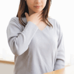 つかえを感じる女性