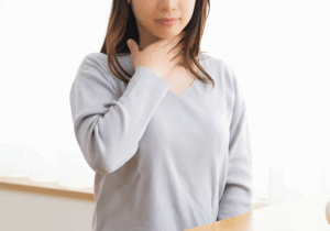 つかえを感じる女性