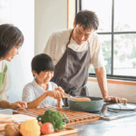 料理をする家族