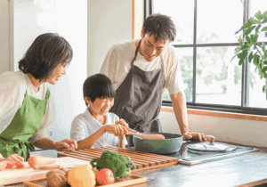 料理をする家族
