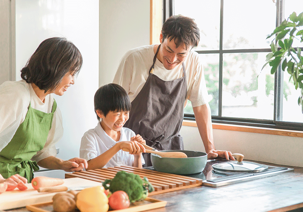 料理をする家族