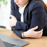 エアコンで冷える女性