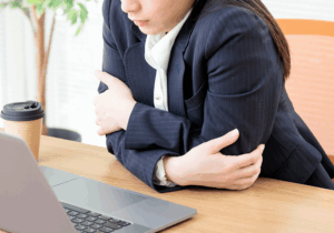 エアコンで冷える女性