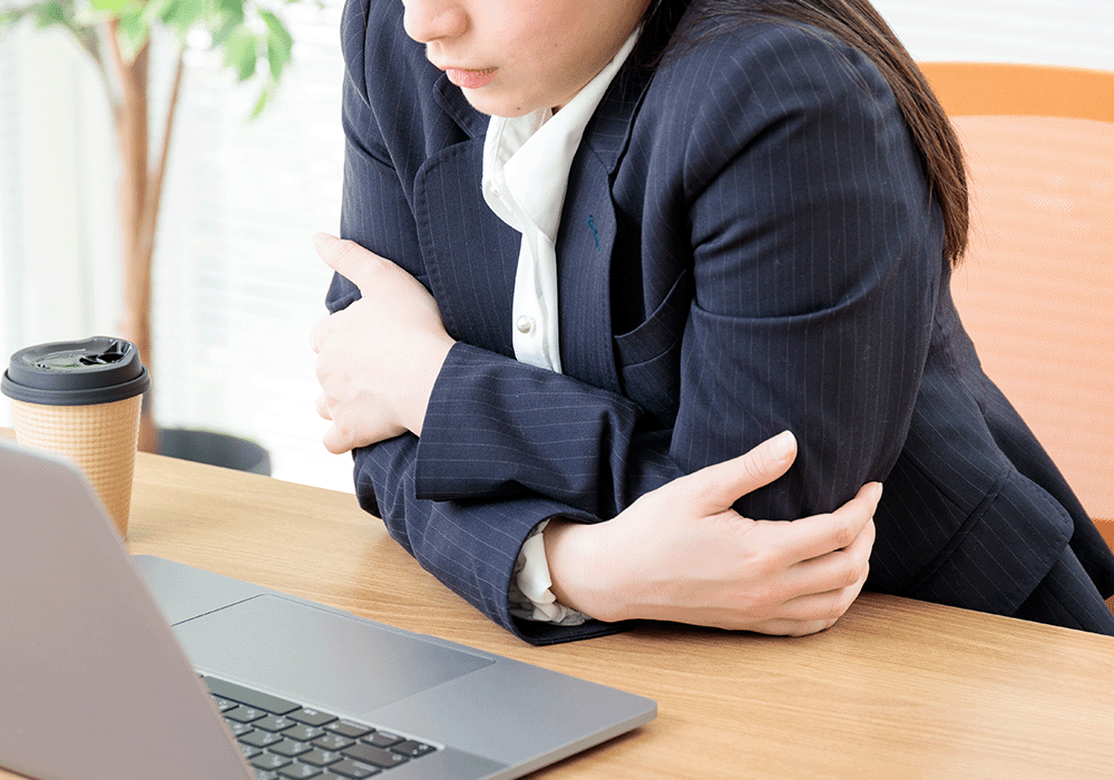エアコンで冷える女性